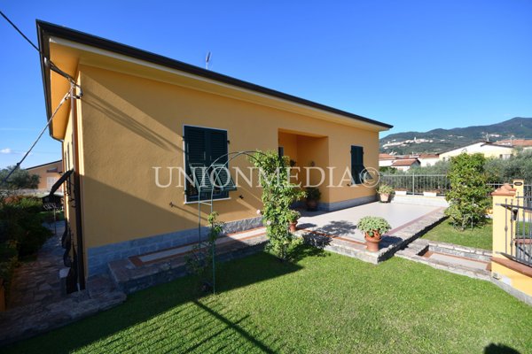 casa indipendente in vendita a Castelnuovo Magra in zona Molicciara