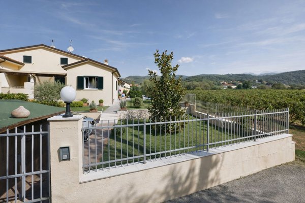 casa semindipendente in vendita a Castelnuovo Magra in zona Palvotrisia