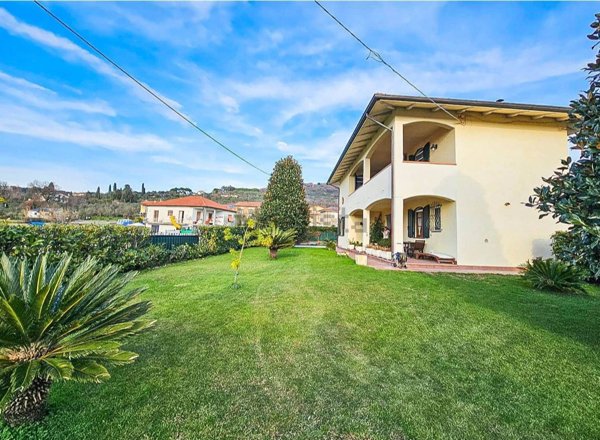 casa indipendente in vendita a Castelnuovo Magra