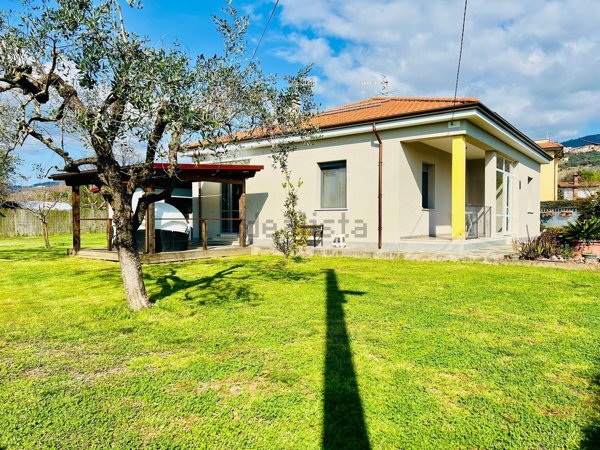 casa indipendente in vendita a Castelnuovo Magra in zona Molicciara