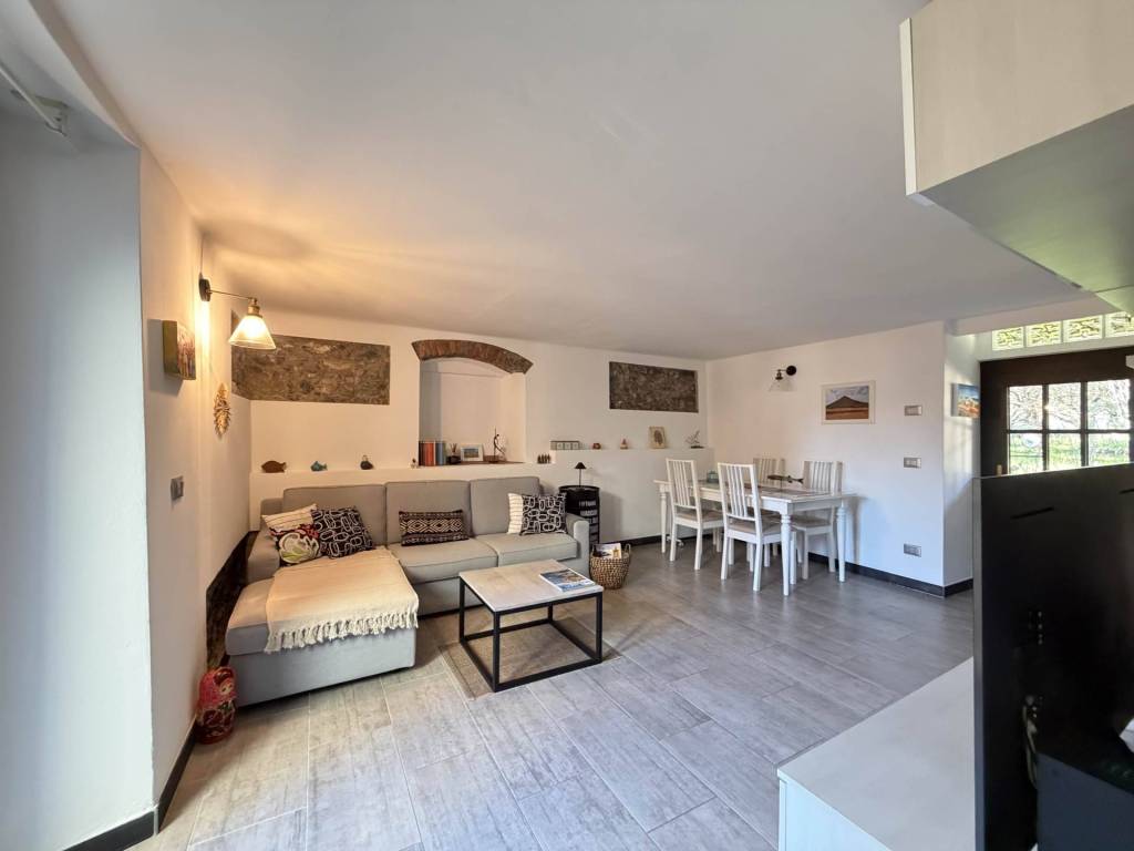 casa indipendente in vendita a Castelnuovo Magra in zona Colombiera