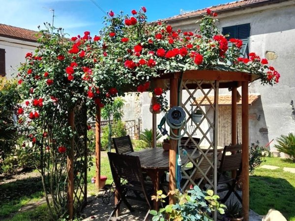 casa indipendente in vendita a Castelnuovo Magra