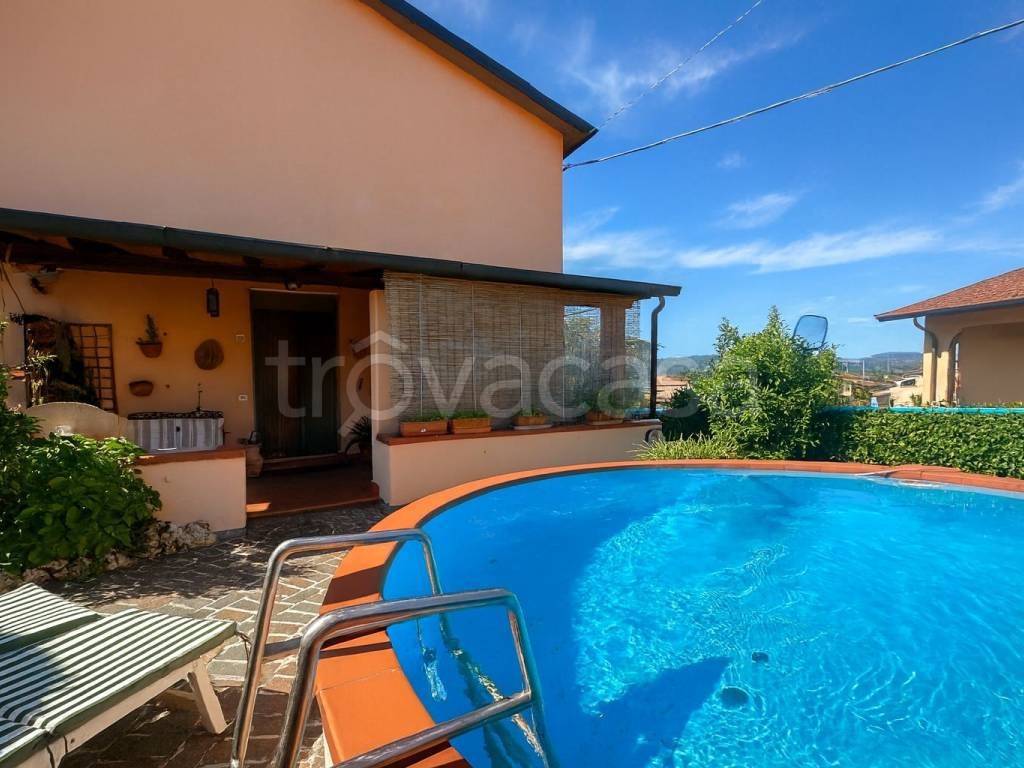 casa indipendente in vendita a Castelnuovo Magra