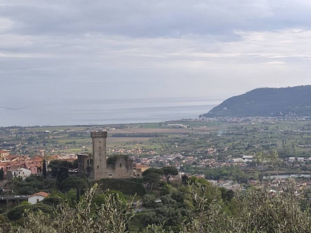 casa indipendente in vendita a Castelnuovo Magra
