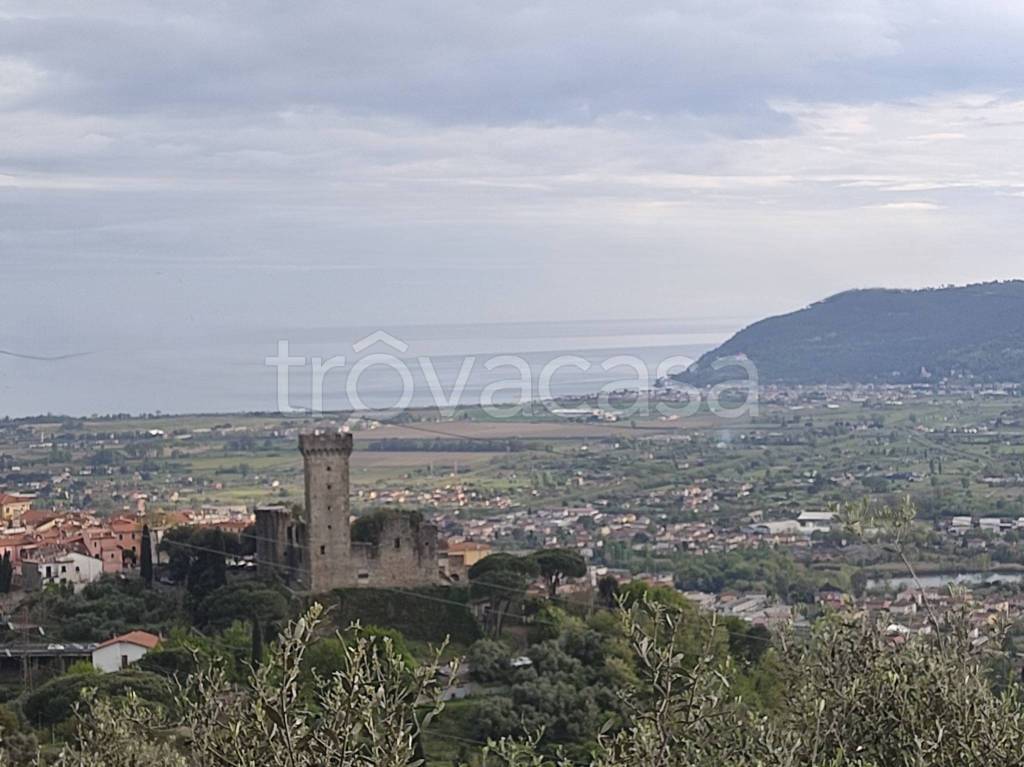 casa indipendente in vendita a Castelnuovo Magra