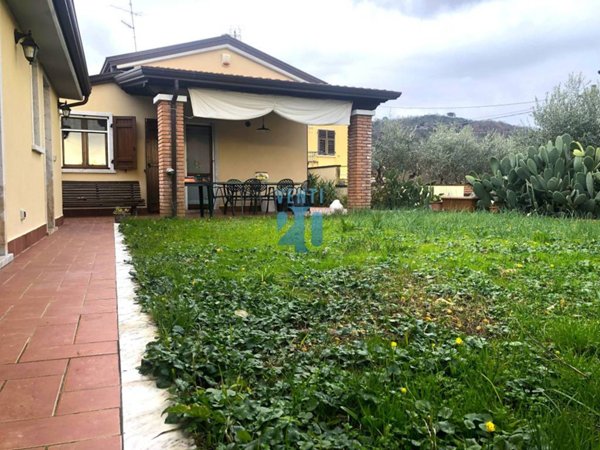 casa indipendente in vendita a Castelnuovo Magra