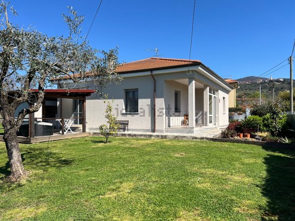 casa indipendente in vendita a Castelnuovo Magra in zona Molicciara