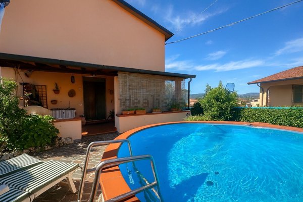 esavano in vendita a Castelnuovo Magra