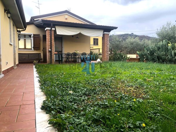 casa indipendente in vendita a Castelnuovo Magra