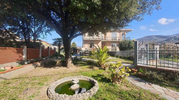 casa indipendente in vendita a Castelnuovo Magra