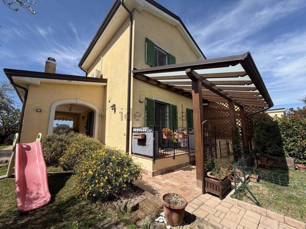 casa indipendente in vendita a Castelnuovo Magra in zona Palvotrisia