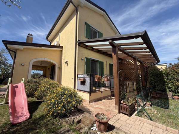 casa indipendente in vendita a Castelnuovo Magra in zona Palvotrisia