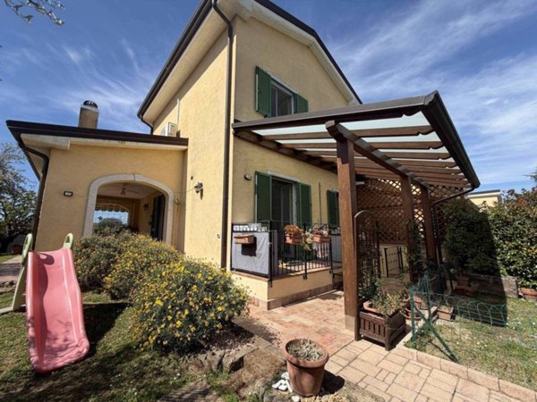 casa indipendente in vendita a Castelnuovo Magra in zona Palvotrisia
