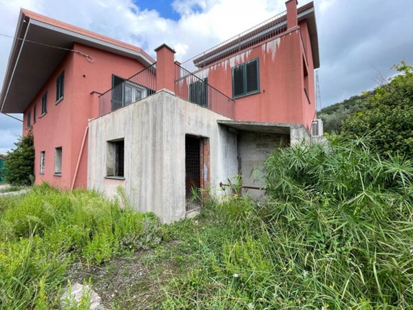 casa indipendente in vendita a Castelnuovo Magra