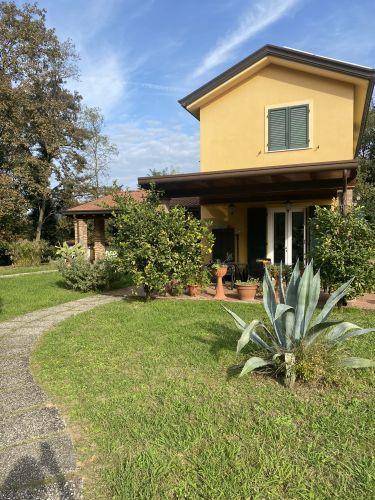 casa indipendente in vendita a Castelnuovo Magra in zona Palvotrisia