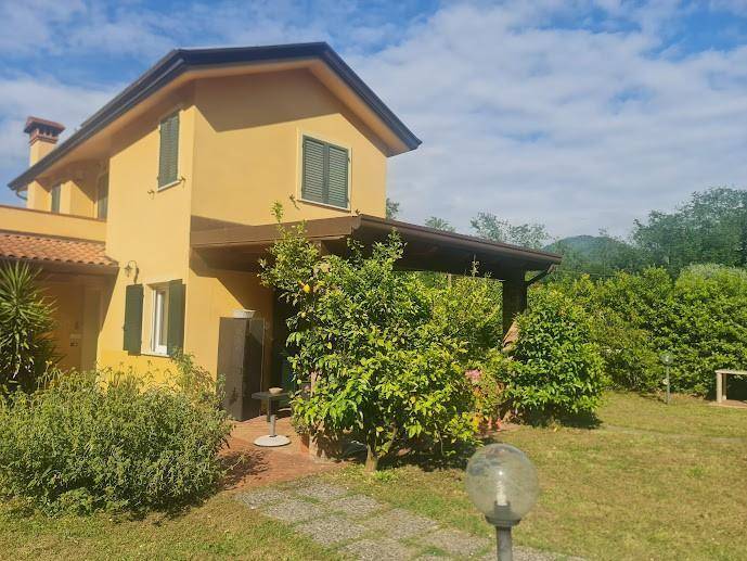 casa indipendente in vendita a Castelnuovo Magra