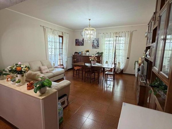 casa indipendente in vendita a Castelnuovo Magra