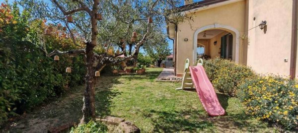 casa indipendente in vendita a Castelnuovo Magra in zona Palvotrisia