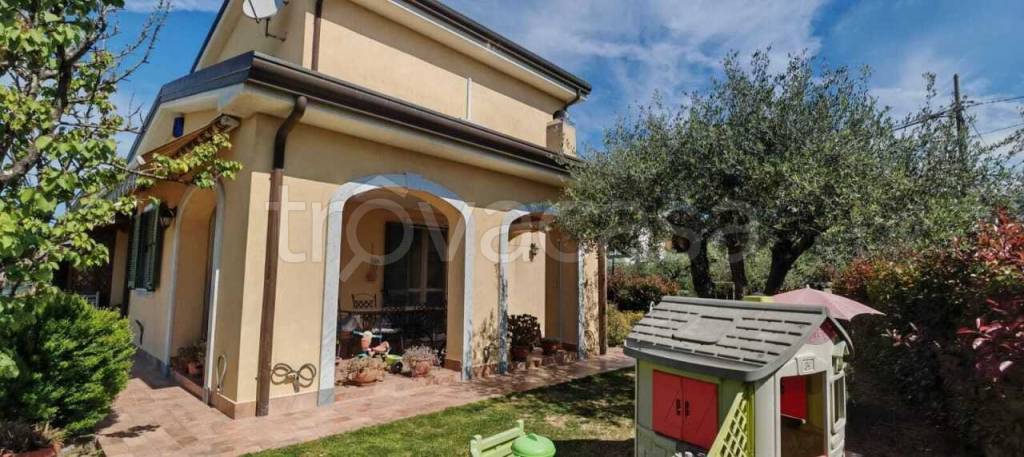 casa indipendente in vendita a Castelnuovo Magra in zona Palvotrisia