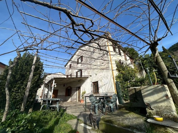 casa indipendente in vendita a Castelnuovo Magra