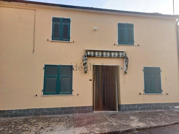 casa indipendente in vendita a Castelnuovo Magra