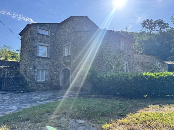 casa indipendente in vendita a Castelnuovo Magra