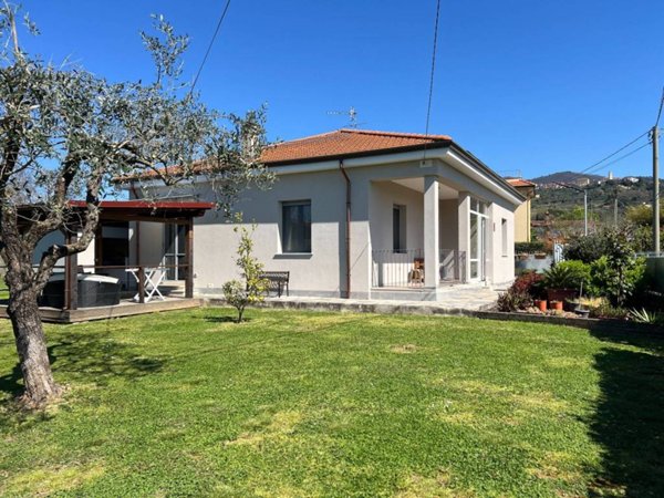 casa indipendente in vendita a Castelnuovo Magra in zona Molicciara