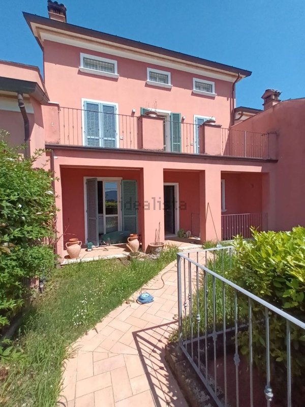casa indipendente in vendita a Castelnuovo Magra in zona Marciano