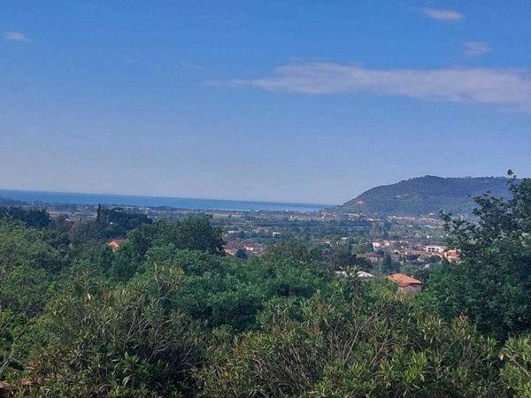 casa indipendente in vendita a Castelnuovo Magra in zona Colombiera