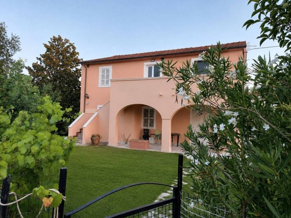 casa indipendente in vendita a Castelnuovo Magra in zona Vallecchia