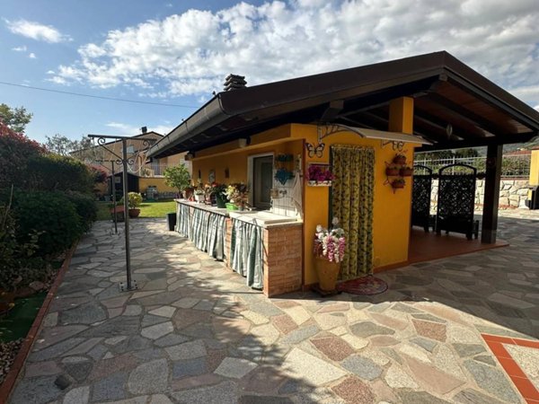 casa indipendente in vendita a Castelnuovo Magra in zona Palvotrisia