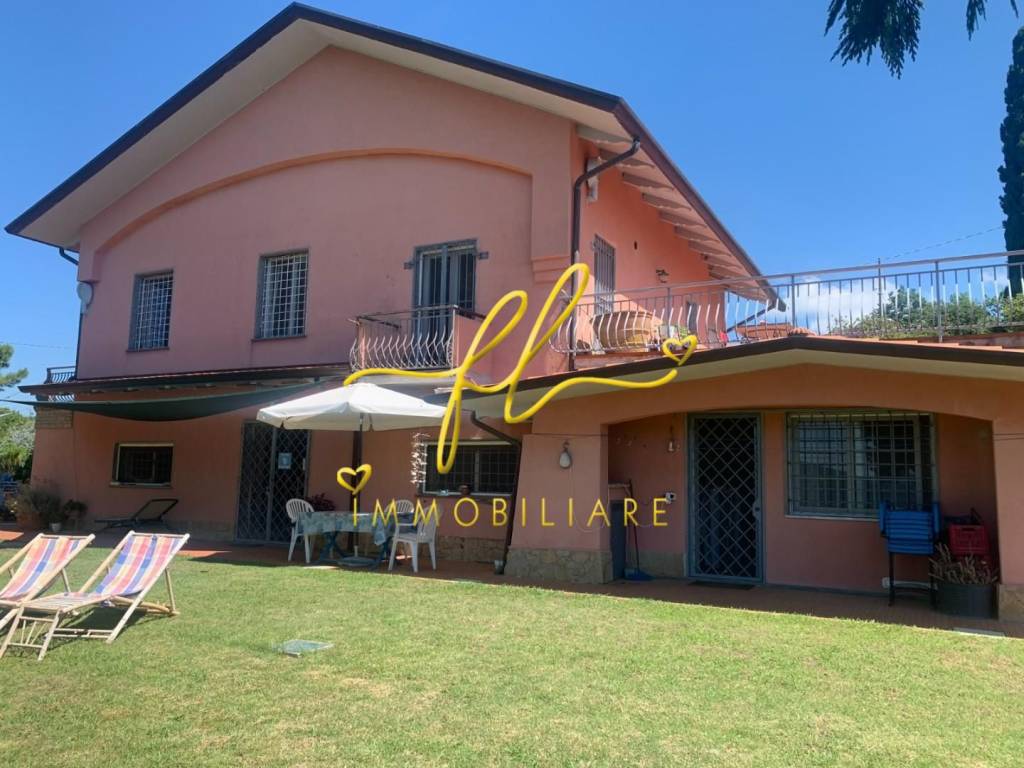 casa indipendente in vendita a Castelnuovo Magra