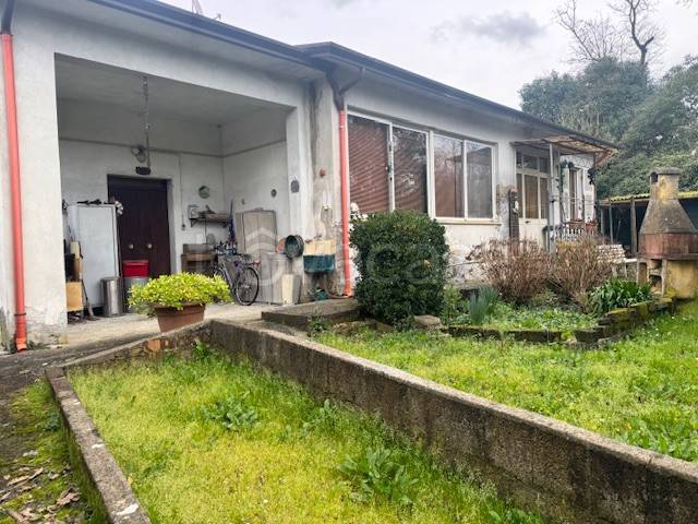 casa indipendente in vendita a Castelnuovo Magra in zona Vallecchia