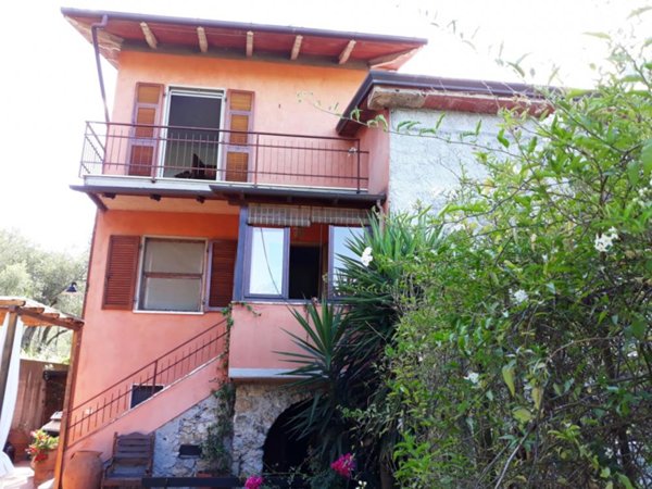 casa indipendente in vendita a Castelnuovo Magra in zona Vallecchia
