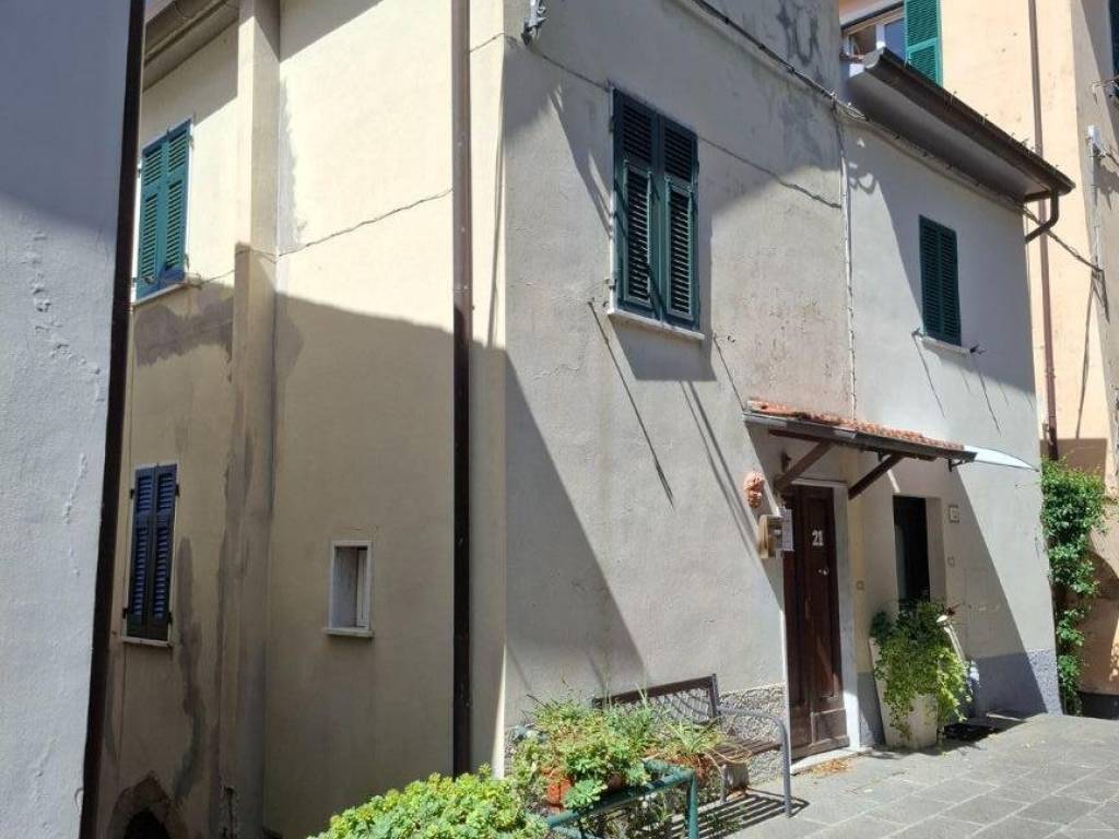 casa indipendente in vendita a Castelnuovo Magra