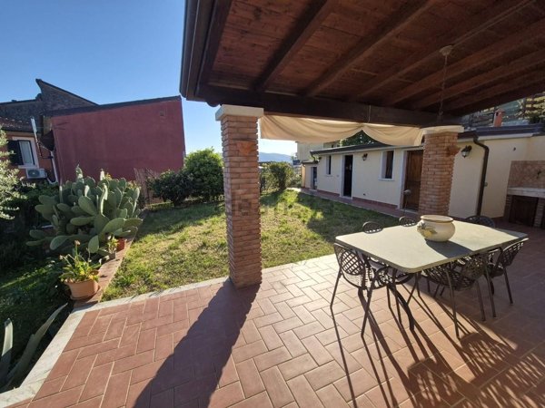 casa indipendente in vendita a Castelnuovo Magra in zona Molicciara