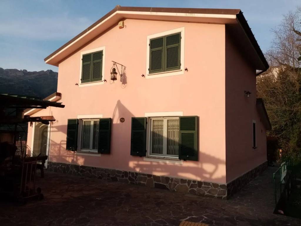 casa indipendente in vendita a Deiva Marina in zona Piazza