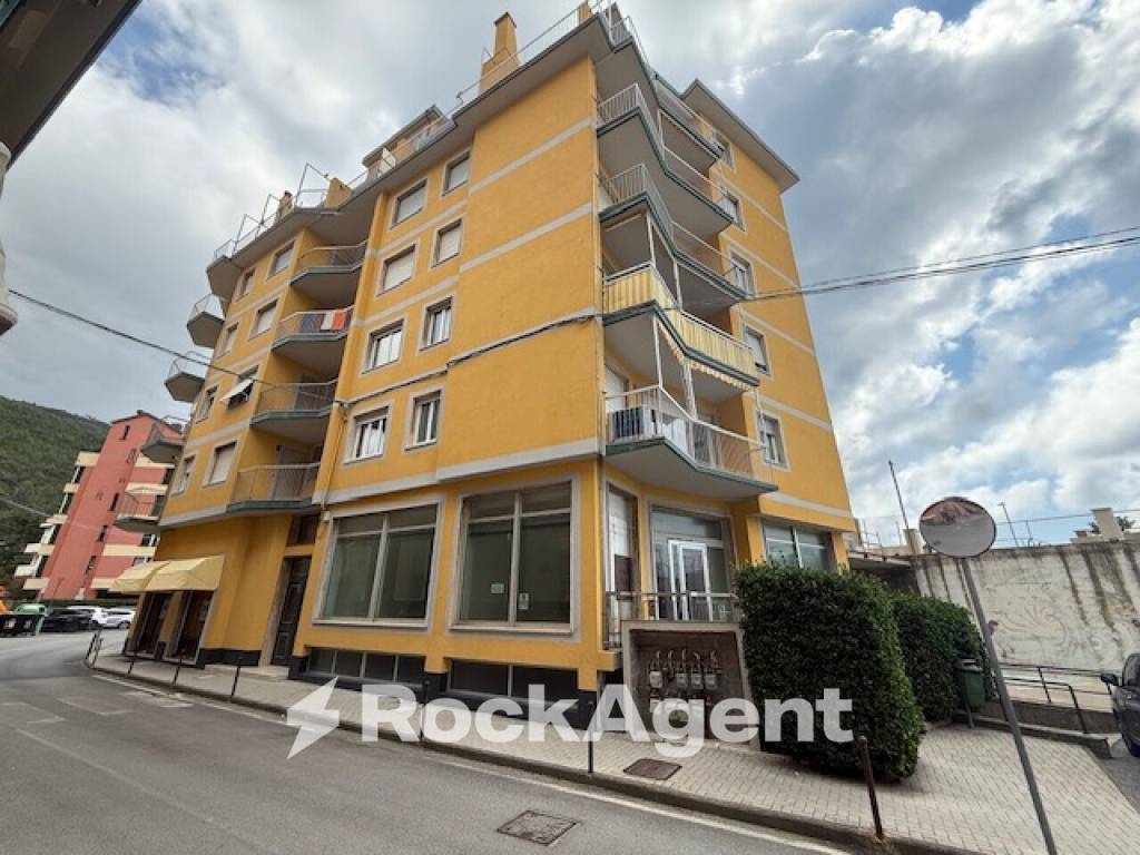 negozio in vendita a Deiva Marina in zona Piazza