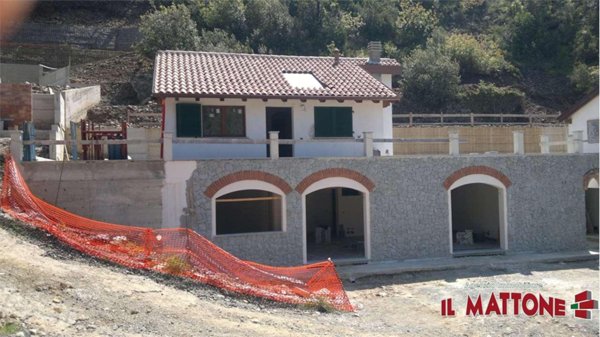 casa indipendente in vendita a Deiva Marina in zona Piazza