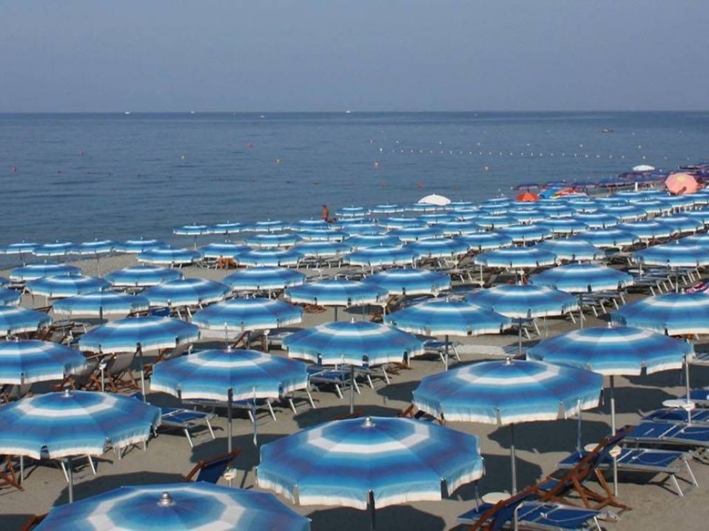 negozio in vendita a Deiva Marina in zona Piazza