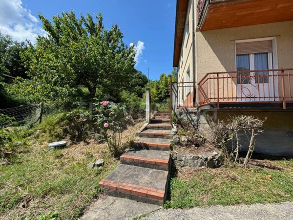 casa indipendente in vendita a Follo in zona Piana Battolla