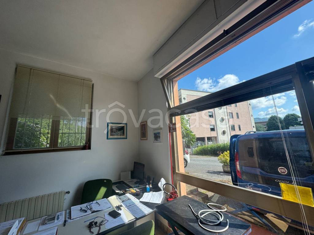locale commerciale in vendita a Follo