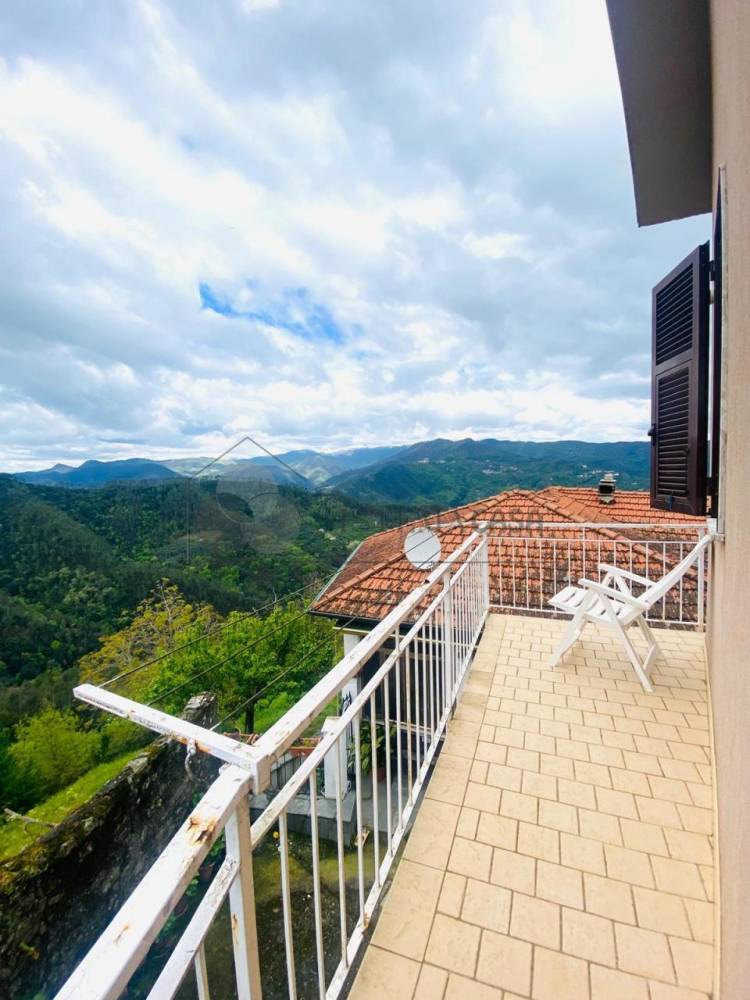 casa indipendente in vendita a Follo in zona Tivegna