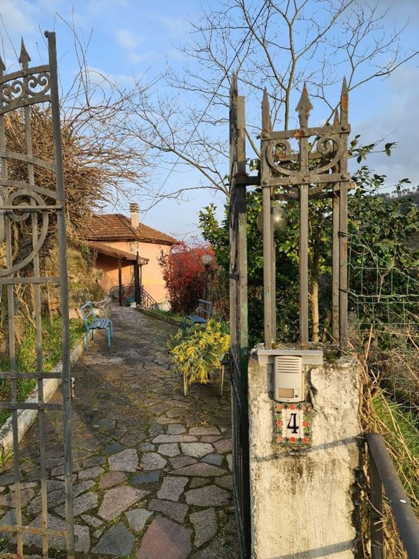 casa indipendente in vendita a Follo in zona Carnea
