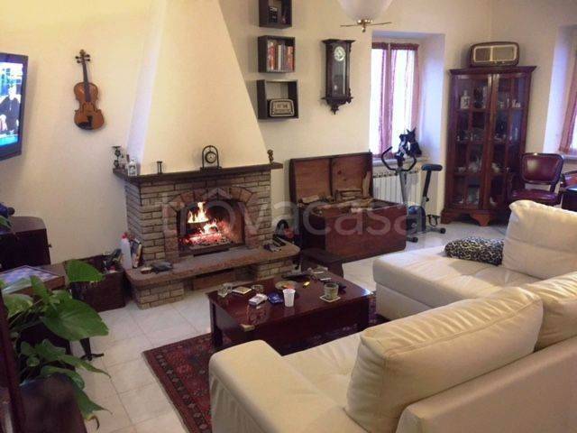 casa indipendente in vendita a Follo