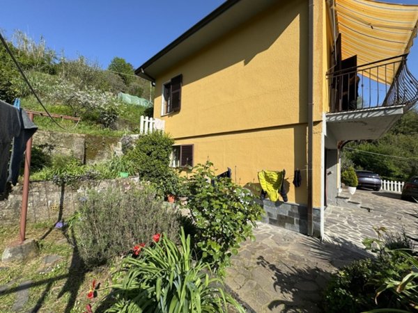 casa indipendente in vendita a Follo