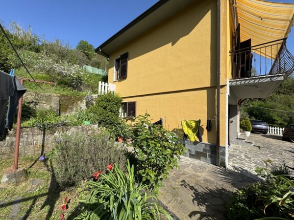 casa indipendente in vendita a Follo