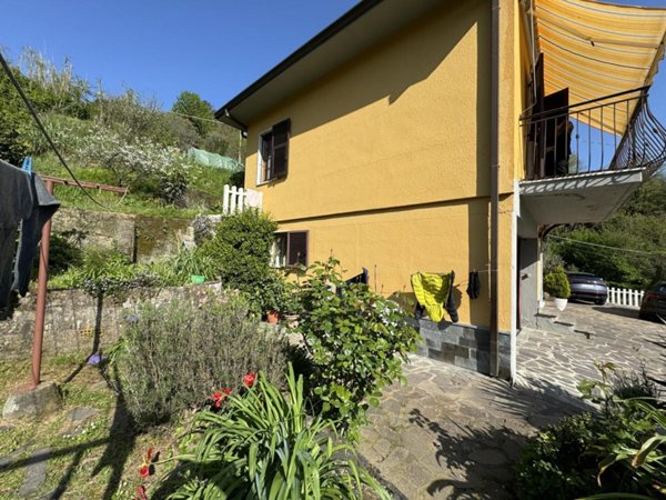 casa indipendente in vendita a Follo