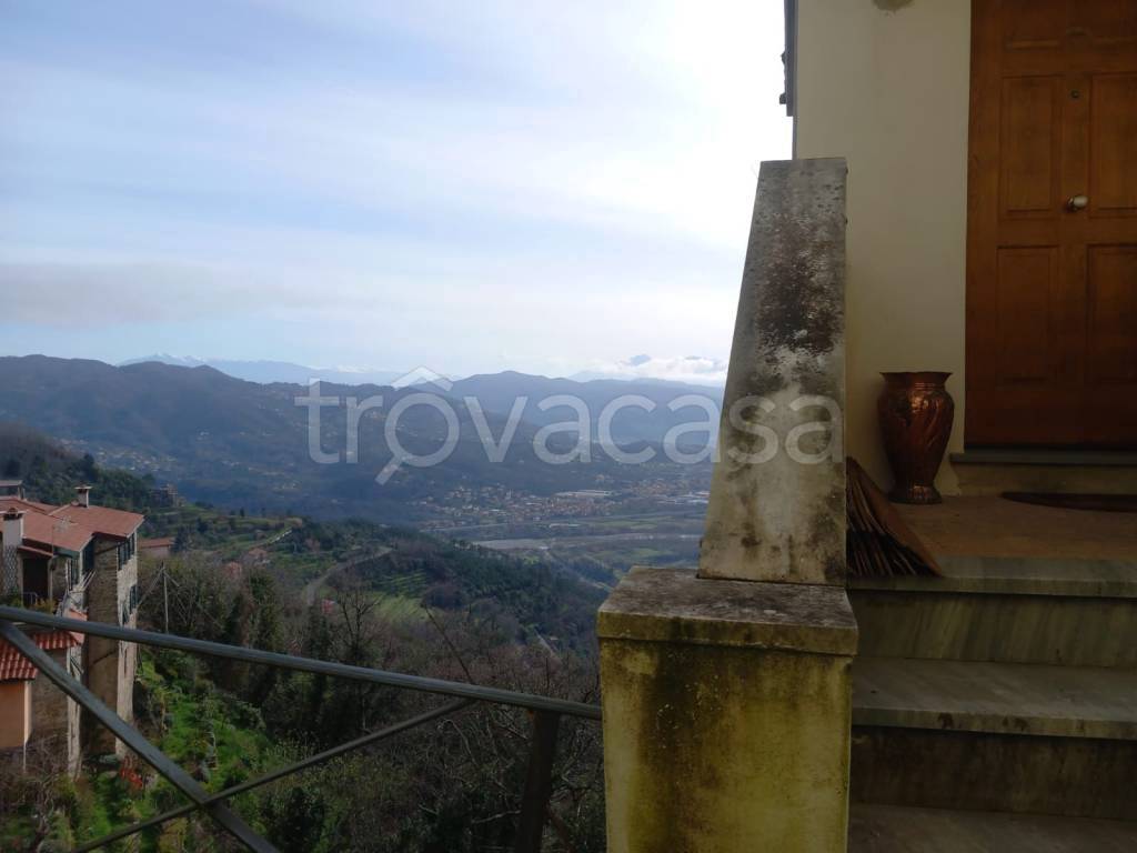 appartamento in vendita a Follo in zona Tivegna