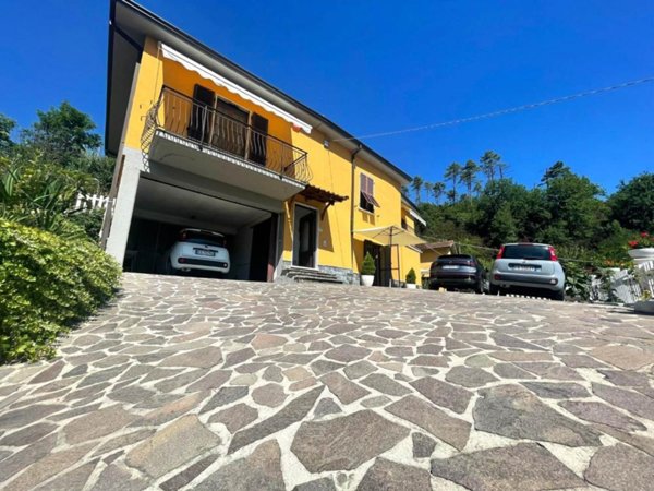 casa indipendente in vendita a Follo